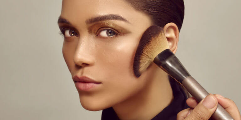 ​हेवी मेकअप के आर्टिफीसियल लुक से हैं परेशान तो जानें कैसे पायें ग्लैमरस ‘नो-मेकअप’ लुक