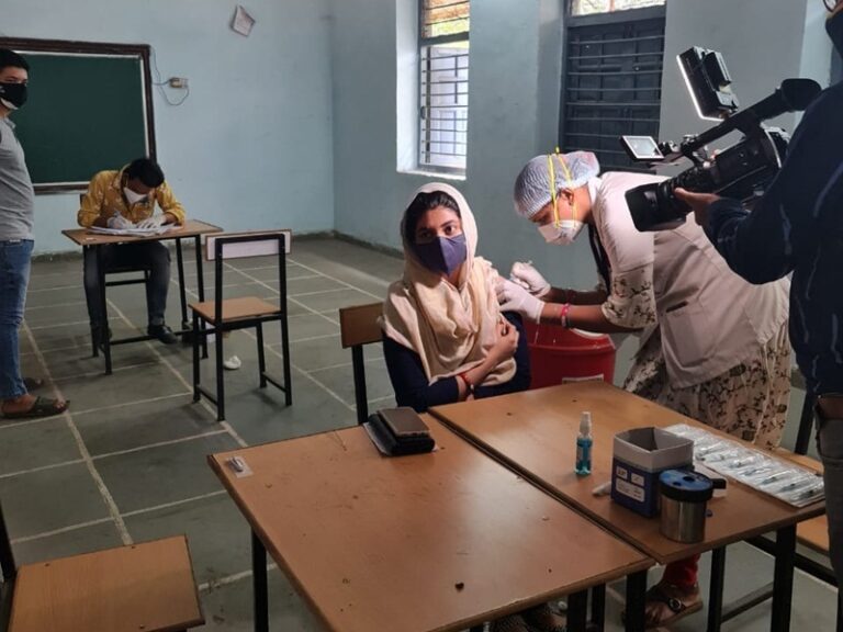 10 मई से यूपी के इन शहरों में होगा वैक्सीनेशन, लखनऊ पहुंची कोविडशील्ड की साढ़े तीन लाख डोज