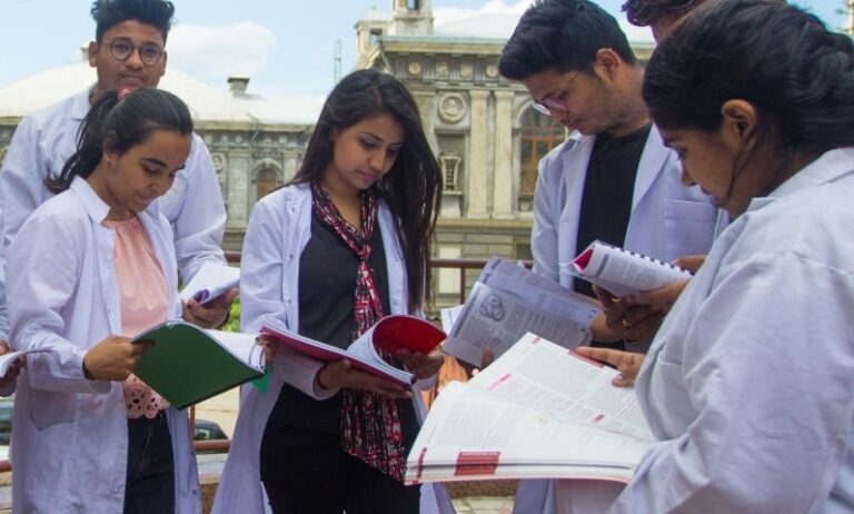 हर साल MBBS करने यूक्रेन क्यों जाते हैं भारतीय छात्र?